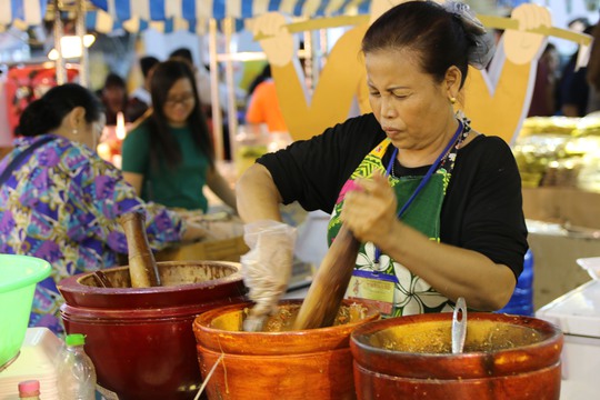 Một người dân Thái Lan đang làm món gỏi đu đủ ba khía bán với giá 20.000 đồng/hộp