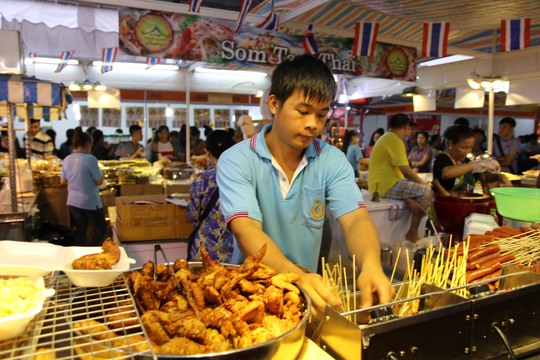 Tại hội chợ rất nhiều món ăn đặc sản của Thái Lan.