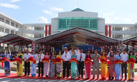 
Các đại biểu đang thực hiện nghi thức cắt băng khánh thành vào sáng 3-9 tại Trường PTTH Võ Văn Kiệt.
