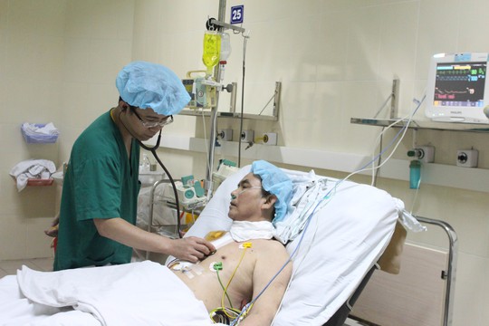 
Bác sĩ BV Việt Đức (Hà Nội) kiểm tra sức khoẻ bệnh nhân
