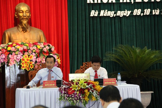 
Bí thư Thành ủy, Chủ tịch HĐND Đà Nẵng Nguyễn Xuân Anh (bìa trái) chủ trì buổi thảo luận
