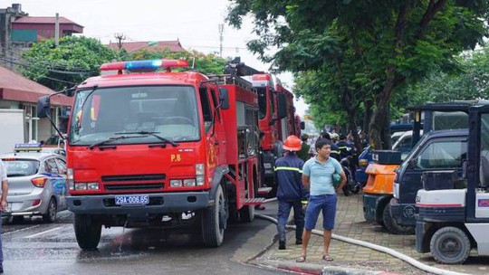 Hà Nội: Cháy xe bồn lan sang cây xăng, người dân hoảng sợ
