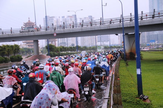 
Chiều tối cùng ngày, một cơn mưa nhỏ bất ngờ đổ xuống khiến giao thông trên xa lộ Hà Nội bị ùn ứ, nhiều người chật vật trở lại TP
