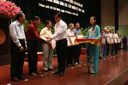 
Bí thư Thành ủy TP HCM Đinh La Thăng trao bằng khen cho các cá nhân, tập thể tích cực tham gia công tác tổ chức, đảm bảo cuộc bầu cử thành công tốt đẹp
