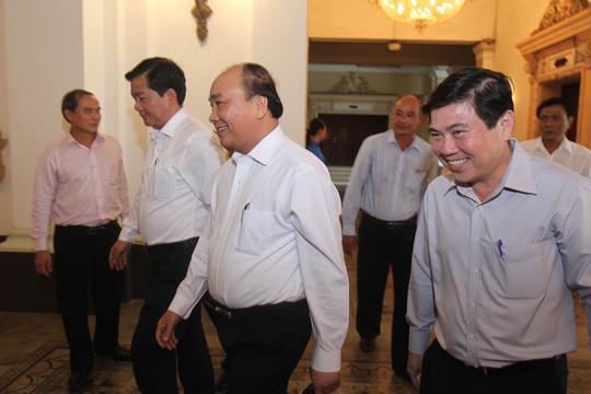 
Thủ tướng Chính phủ Nguyễn Xuân Phúc vào làm việc với lãnh đạo TP HCM chiều 27-6 (Ảnh: Hoàng Triều)
