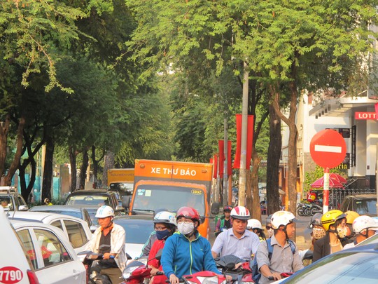Giao lộ Nguyễn Du - Cách Mạng Tháng 8 xe nhích từng chút một