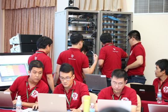 Các chuyên gia bảo mật diễn tập bảo vệ hệ thống thông tin TP HCM tại Công viên Phần mềm Quang Trung. Ảnh: Chánh Trung.