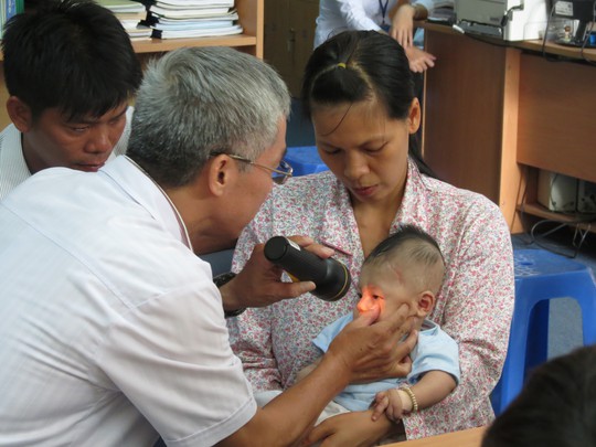 
Các bác sĩ đang thăm khám cho bé Minh Phát
