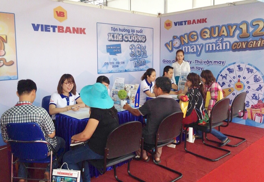 
Khách hàng tìm hiểu dịch vụ tài chính ngân hàng tại gian hàng VietBank- Hội chợ Vietbuild Đà Nẵng 2016
