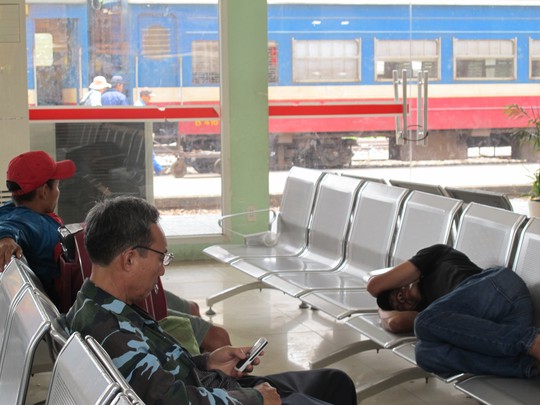 
Hành khách đợi lên tàu từ ga Biên Hòa
