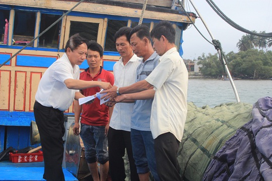 Ông Vũ Văn Thẩm, Chủ tịch Hội Nông dân tỉnh Quảng Nam, trao quà hỗ trợ thuyền trưởng Thái Ảnh: CTV