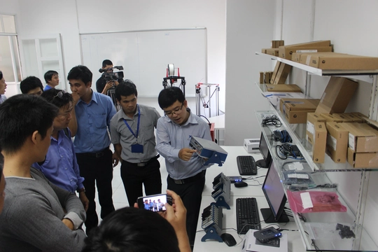 Với trang thiết bị hiện đại Innovation Lab sẽ hỗ trợ tốt cho các bạn sinh viên muốn phát triển lập trình di động.