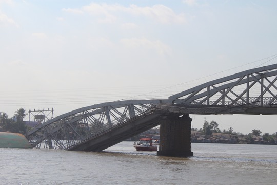 Cơ quan chức năng đang đưa ra phương án khắc phục cây cầu cũ