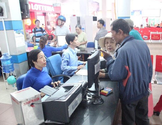 Hành khách mua vé tàu tại ga Sài Gòn (TP HCM)