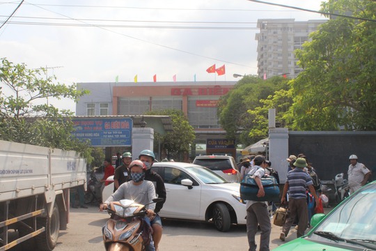 
Lượng khách vào ga Biên Hòa khá đông
