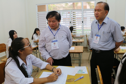 
Thứ trưởng Bùi Văn Ga (đứng bìa trái) đang kiểm tra công tác coi thi tại 1 điểm thi thuộc cụm thi số 59 của tỉnh An Giang trong sáng 2-7.
