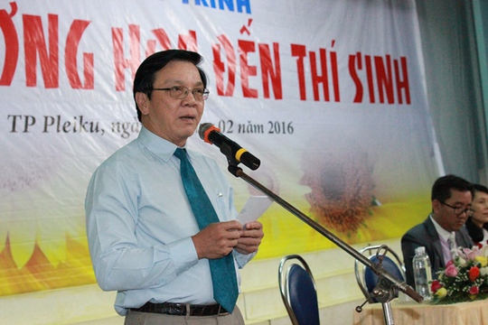 
Ông Nguyễn Văn Tín - Phó Tổng biên tập Báo Người Lao Động cảm ơn ban tư vấn, nhà tài trợ và các em học sinh
