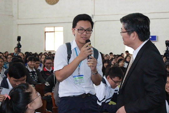 
TS Trần Đình Lý, Trưởng Phòng Đào tạo Trường ĐH Nông Lâm TP HCM giao lưu với các thí sinh
