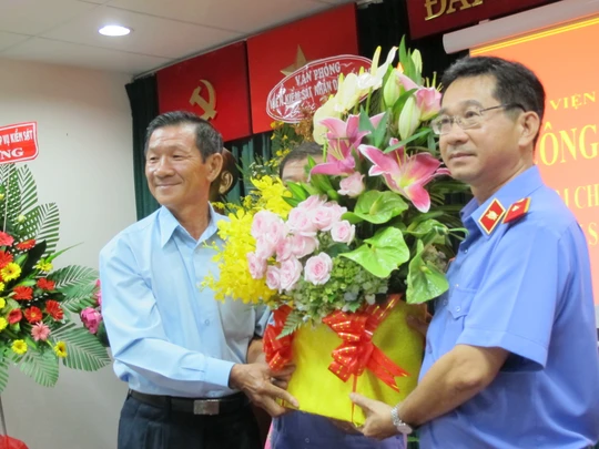 Ông Phạm Văn Gòn (nguyên Viện trưởng VKSND TP HCM, đã nghỉ hưu) tặng hoa ông Dương Ngọc Hải