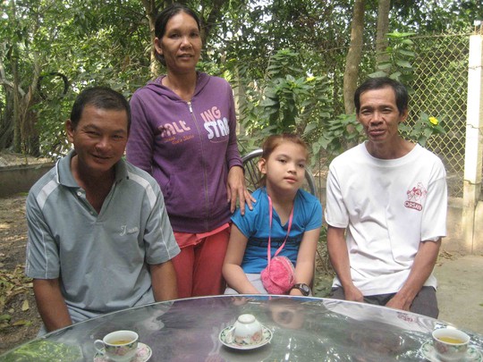 
Ông Bảo Tài (ngoài cùng bên trái) tỏ ra vui mừng khi con gái duy nhất của mình (thứ 3 từ trái sang) đã ngồi được

