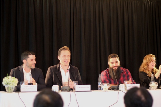 Tom Hiddleston (thứ 2 từ trái qua) gây phấn khích khi phát biểu bằng tiếng Việt