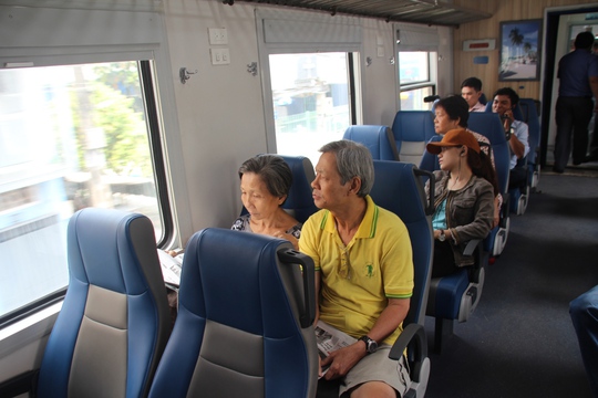 Hành khách đi trên tuyến tàu lửa ngoại ô