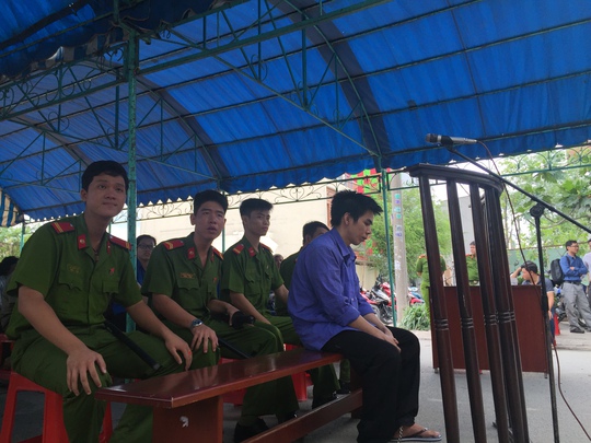 
Bị Cáo Ngô Văn Phong chờ tòa tuyên án
