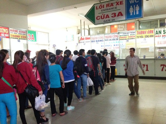 
Hành khách xếp hàng mua vé trong dịp lễ 30-4-2016 tại Bến xe Miền Đông
