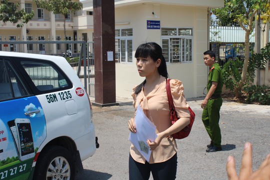 Bà Nguyễn Thị Ánh Ngọc đến làm việc với cơ quan chức năng ngày 26-4