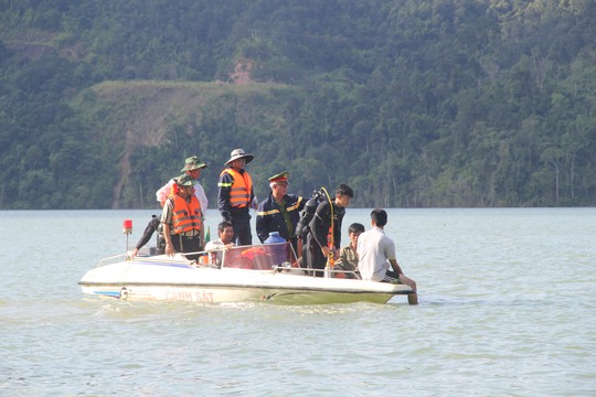 
Địa bàn hết sức hiểm trở, lực lượng chức năng dùng ca nô, xuồng máy phải đi hơn 1 giờ mới tới lán trại chính. Để đến nơi khai thác, lực lượng chức năng phải leo dốc dựng đứng gần 2 giờ nữa.
