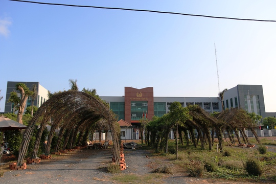Quán Xin Chào nằm đối diện trụ sở Công an huyện Bình Chánh