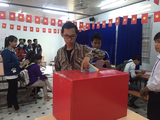 
Sinh viên ĐH Cần Thơ đi bầu cử tại điểm bầu cử đặt ngay trong trường
