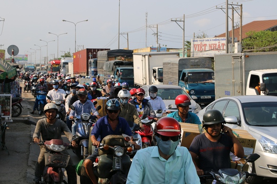 Quốc lộ 1 (Đoạn qua huyện Bình Chánh, TP HCM) đông nghịt người và xe về quê dịp lễ.