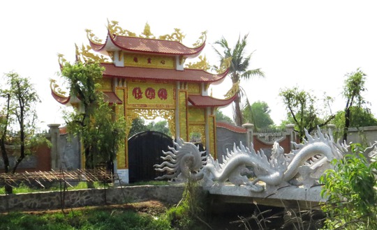 Cổng căn nhà thờ tổ nghiệp của nghệ sĩ Hoài Linh