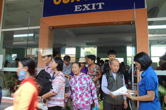 Khách đi tàu ở ga Biên Hòa sáng 15-5