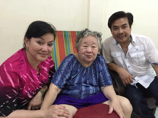 Vợ chồng NS Cẩm Thu - Philip Nam và vợ của cố soạn giả NSND Viễn Châu - bà Nguyễn Thị Đạo