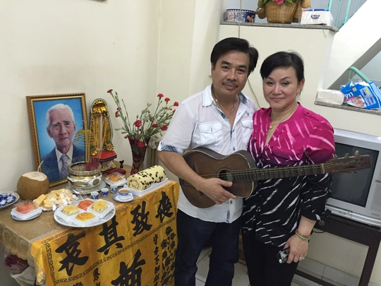 Vợ chồng NS Philip Nam - Cẩm Thu bên bàn thờ cố soạn giả Viễn Châu