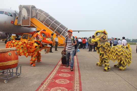 
Chuyến bay của hãng Jetstar Pacific chở khách hạ cánh xuống sân bay Phú Bài trong tối 26-4.
