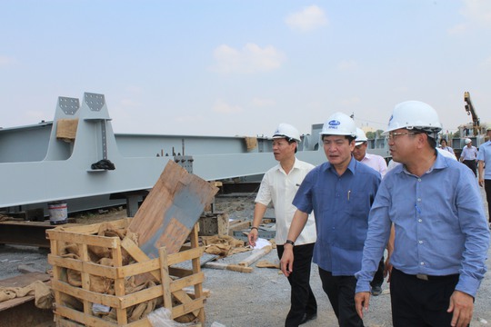 
Chủ tịch Tổng Liên đoàn lao động Việt Nam Bùi Văn Cường (áo xanh ở giữa) cùng đoàn công tác thăm công trường cầu Ghềnh
