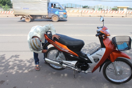 Trong môt buổi sáng gần đây, chỉ chưa đầy 30 phút, phóng viên Báo Người Lao Động ghi nhận có đến 5 trường hợp xe máy bị cán đinh trên đoạn đường ngắn thuộc xã Tam Phước, TP Biên Hòa, tỉnh Đồng Nai