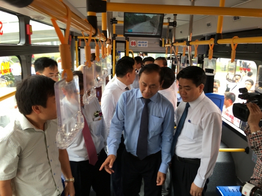 
Lãnh đạo Bộ GTVT, TP Hà Nội đi xe buýt chất lượng cao khai trương sáng 30-4 - ảnh: Thanh Bình
