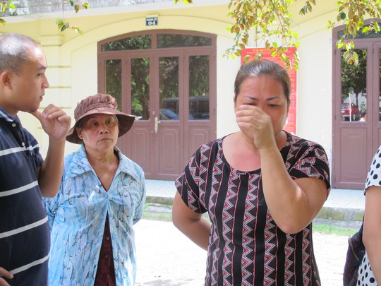 
Mai Khải Hoàn (trái) và Mai Thị Ngọc Vân sau phiên phúc thẩm
