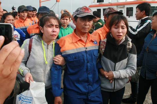 
Ngư dân trên tàu câu mực thoát chết trở về trong nước mắt căm phẫn
