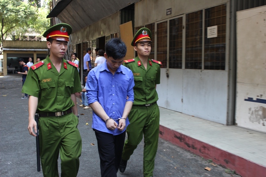 
Nguyễn Cao Trí bị dẫn giải ra xe về trại giam
