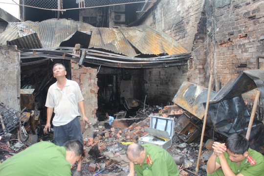 
Nhiều thiết bị điện, vật dụng gia đình cháy rụi chất đống sau những tiếng nổ
