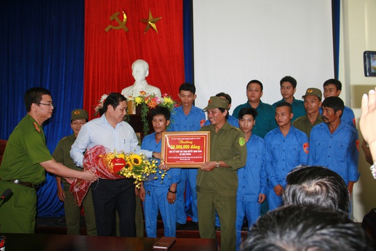 
Ông Huỳnh Đức Thơ, Chủ tịch UBND TP Đà Nẵng khen thưởng lực lượng tuần tra
