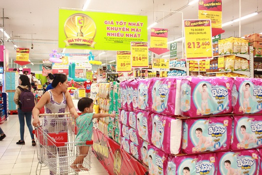 Nhiều sản phẩm dành cho bé được bày bán ở khu vực riêng, giá tốt