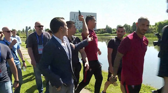 
Ronaldo giật và ném micro của phóng viên xuống hồ trước sự chứng kiến của các thành viên LĐBĐ Bồ Đào Nha
