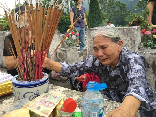 
Bà Nguyễn Thị Đạo, 83 tuổi, mẹ của liệt sĩ Nguyễn Văn Thịnh - chiến sĩ Đại đội 11, Tiểu đoàn 9, Trung đoàn 149, Sư đoàn 356 - bên bia mộ của con trai mình tại nghĩa trang liệt sĩ Vị Xuyên sáng 12-7. Ảnh: Văn Duẩn
