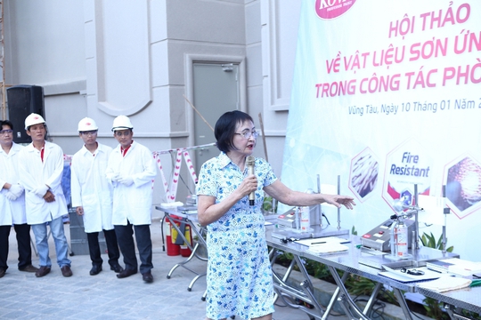 PGS.TS Nguyễn Thị Hòe chủ trì thực nghiệm loại sơn chống cháy Nano do chính bà phát minh